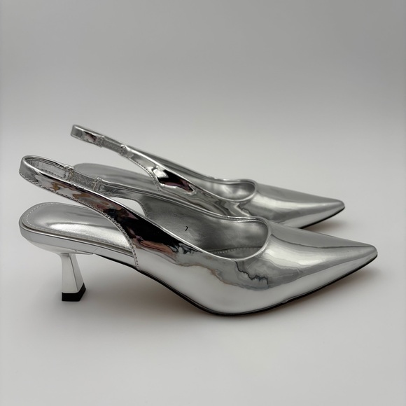 Shoes - ✨ NEW Metallic Silver Slingback Kitten Heels ✨